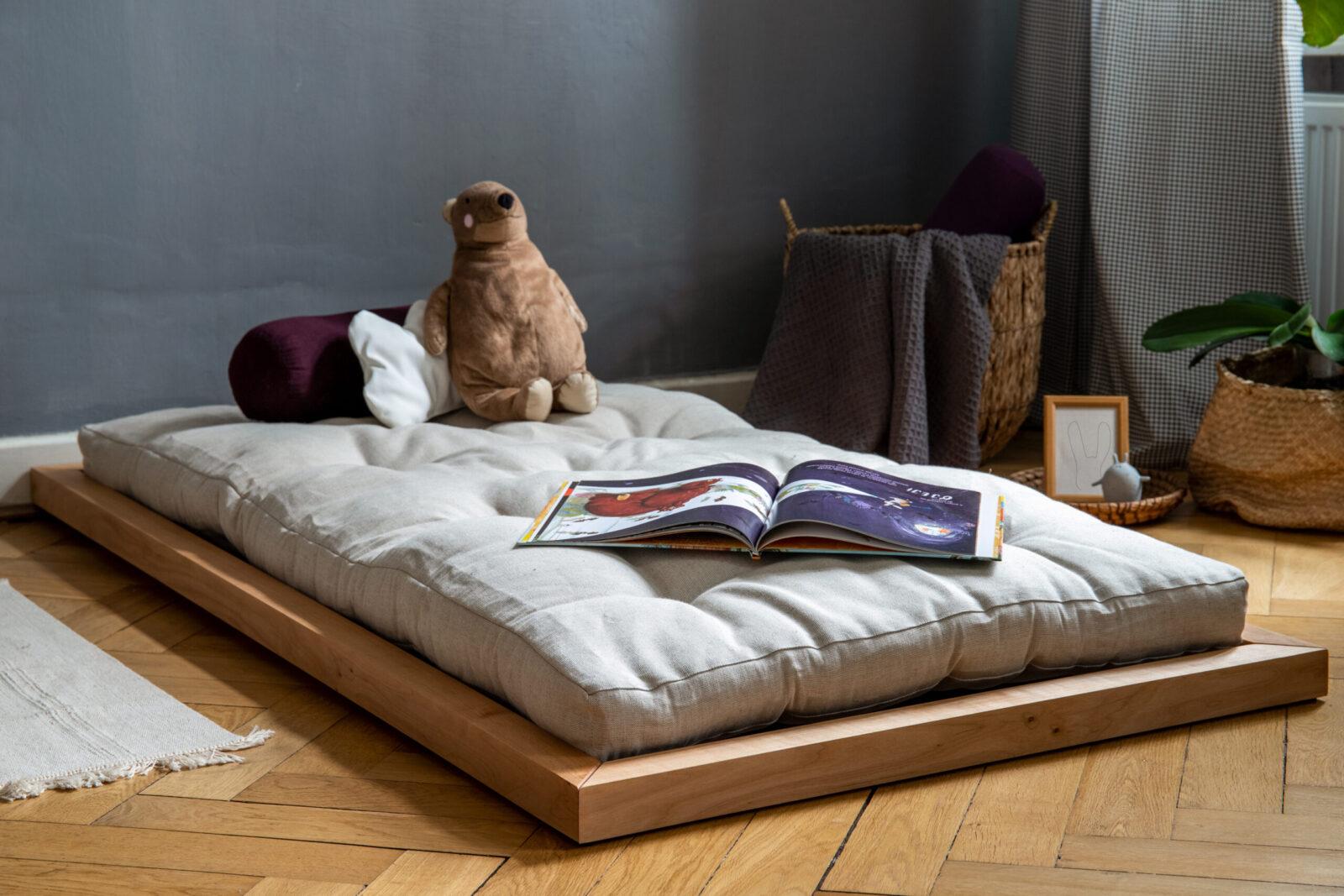 Łóżko TATAMI – prosta konstrukcja idealna do stylu japandi i pokoju w stylu Montessori